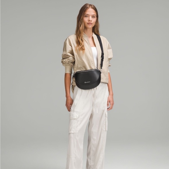 🆕🌵 LAST ONE Lululemon Cactus Material Saddle Crossbody Bag 2L - Black Silver - Picture 2 of 4